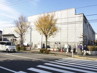 横浜市青葉区美しが丘地区センターの外壁を直しています