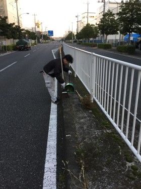 新羽駅周辺の街頭掃除