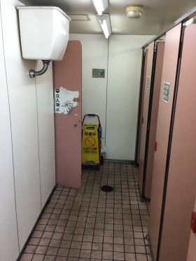 築地市場でトイレ掃除