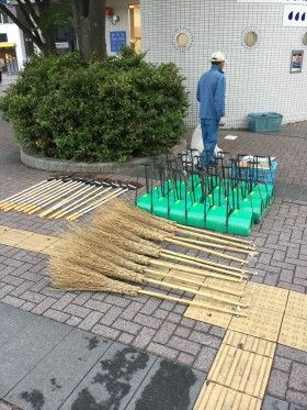 新横浜駅前街頭清掃