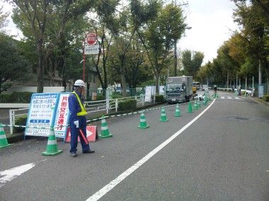 横浜市青葉区で地震に強い水道管に取り替える工事をしています