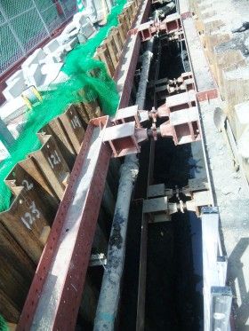 大震災で壊れた汚水管の修理工事