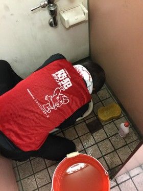 築地市場でトイレ掃除