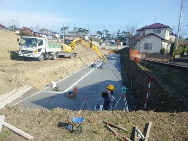 ３．１１東日本大震災で被災した宮城県塩竈市で災害公営住宅をつくるための宅地造成工事を行います。