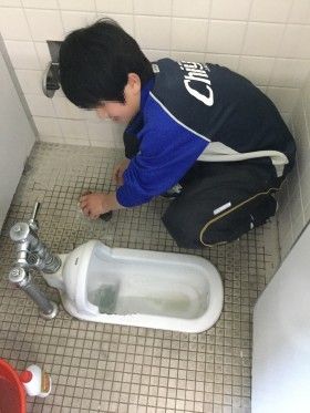 千代中学校でトイレ掃除
