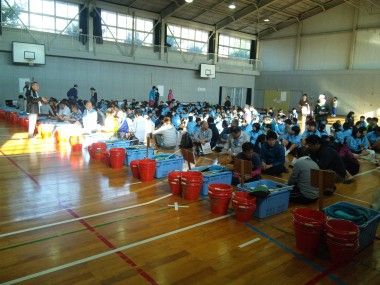 ＮＰＯ法人「日本を美しくする会」の川崎市立稲田中学校で行われた神奈川掃除に学ぶ会に社員さんと参加してきました。