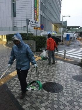 新横浜駅前早朝清掃