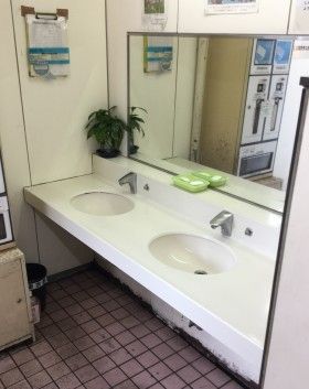 築地市場でトイレ掃除