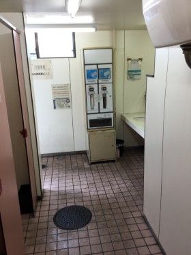 築地市場でトイレ掃除