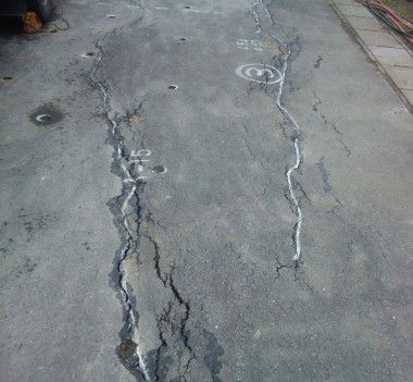 東日本大震災での道路のひび割れ