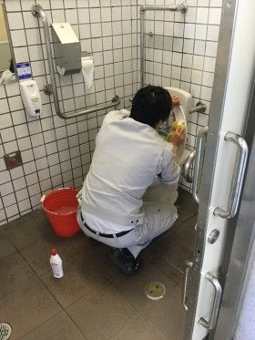 新横浜駅前の街頭清掃と公衆トイレ掃除