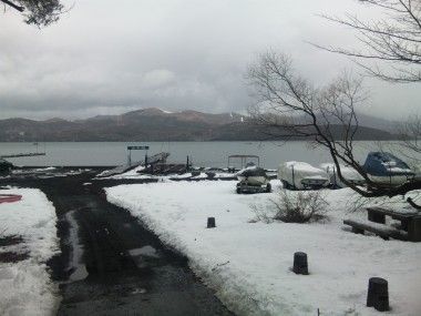 雪の中の山中湖