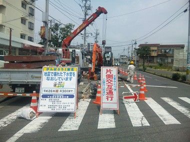 東日本大震災で壊された下水道管をなおしています