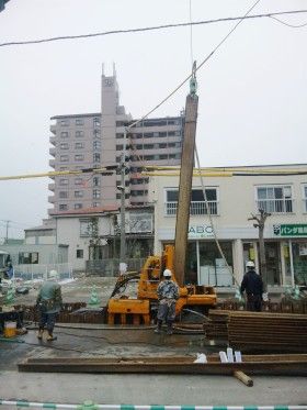 大震災で壊れた下水管をなおしています