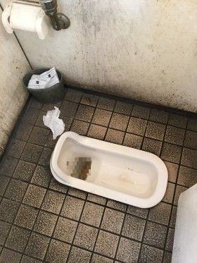 築地市場でトイレ掃除