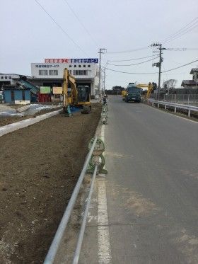 ３.１１東日本大震災で高波の被害を受けた宮城県岩沼市大地震発生時の避難路を作る工事を行っています