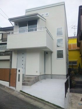 都内で有名な建築家李先生がプロデュースした住宅が横浜市旭区白根５丁目に完成しました。