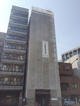東神奈川駅前で外壁工事