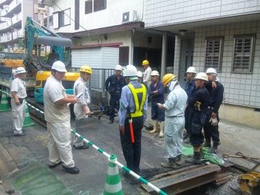 野毛山動物園近くの下水道管工事