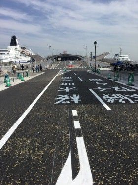 大桟橋で道路工事