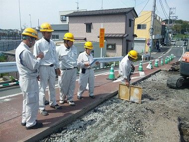 横浜市緑区で新しい道路をつくっています