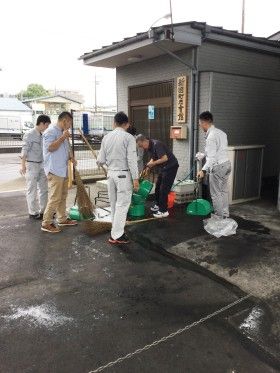 新羽駅周辺の街頭掃除