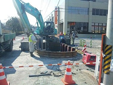 宮城県塩竃市で3.11東日本大震災で壊された下水道管をなおしています
