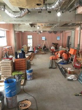 大和駅前の７階建てビル