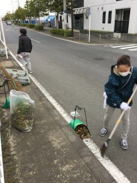 新羽駅周辺の街頭掃除