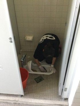 千代中学校でトイレ掃除