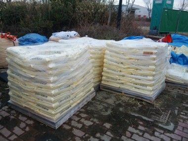 大震災で壊れた下水道管をなおしています