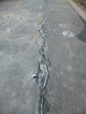 東日本大震災での道路のひび割れ