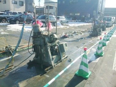 地震で壊れた下水道をなおしています