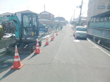 地震で壊れた道路をなおしています