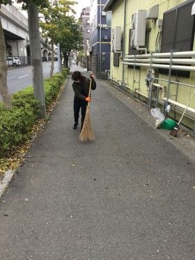 新羽駅周辺の街頭掃除