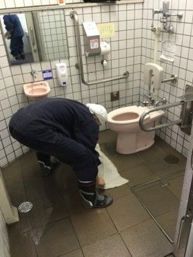 新横浜駅前街頭清掃