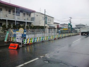 地震で壊れた下水道をなおしています