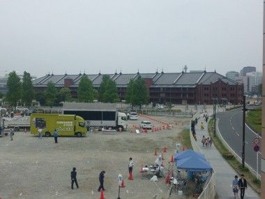 赤レンガ倉庫に巨大なロボット