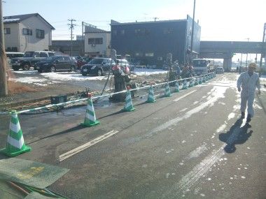 地震で壊れた下水道をなおしています