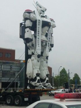 赤レンガ倉庫に巨大なロボットが!