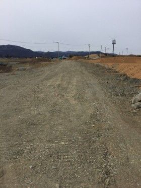 大津波ですべてが流されたところに道路を造っています