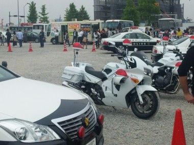 赤レンガ倉庫に巨大なロボット