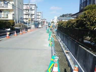 地震で壊れた道路をなおしています
