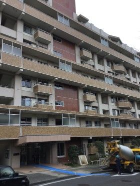 若葉台団地でバリアフリー工事を行っています