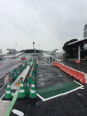 横浜港大桟橋で道路工事をしています（安全パトロール）