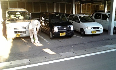 会社駐車場の掃除