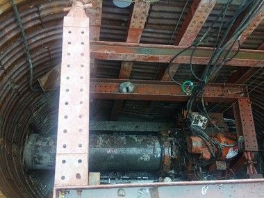 震災で壊れた下水道管をなおしています（塩釜市