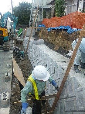 震災で滑動崩落した地域の復旧工事