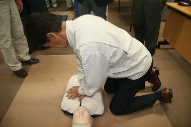 心臓マッサージの訓練をしました