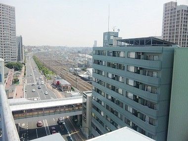 東神奈川駅前で外壁工事